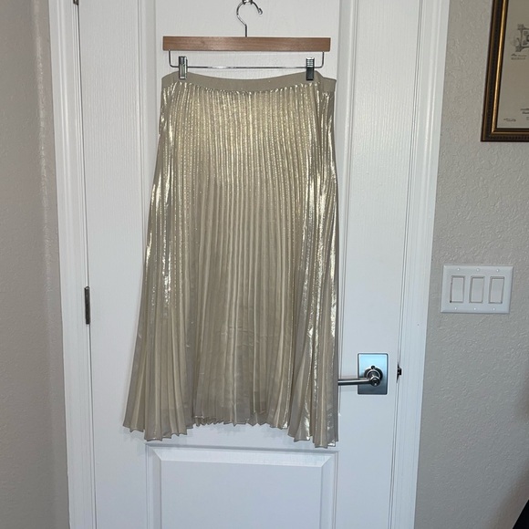 NEW ST. JOHN Elegant Cream Pleated Skirt High Waist Silk Blend Flowy Sz Large - Picture 7 of 9